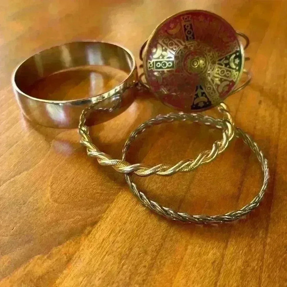 Jewelry - 4 Bracelets..Assorted..Sell In Lot